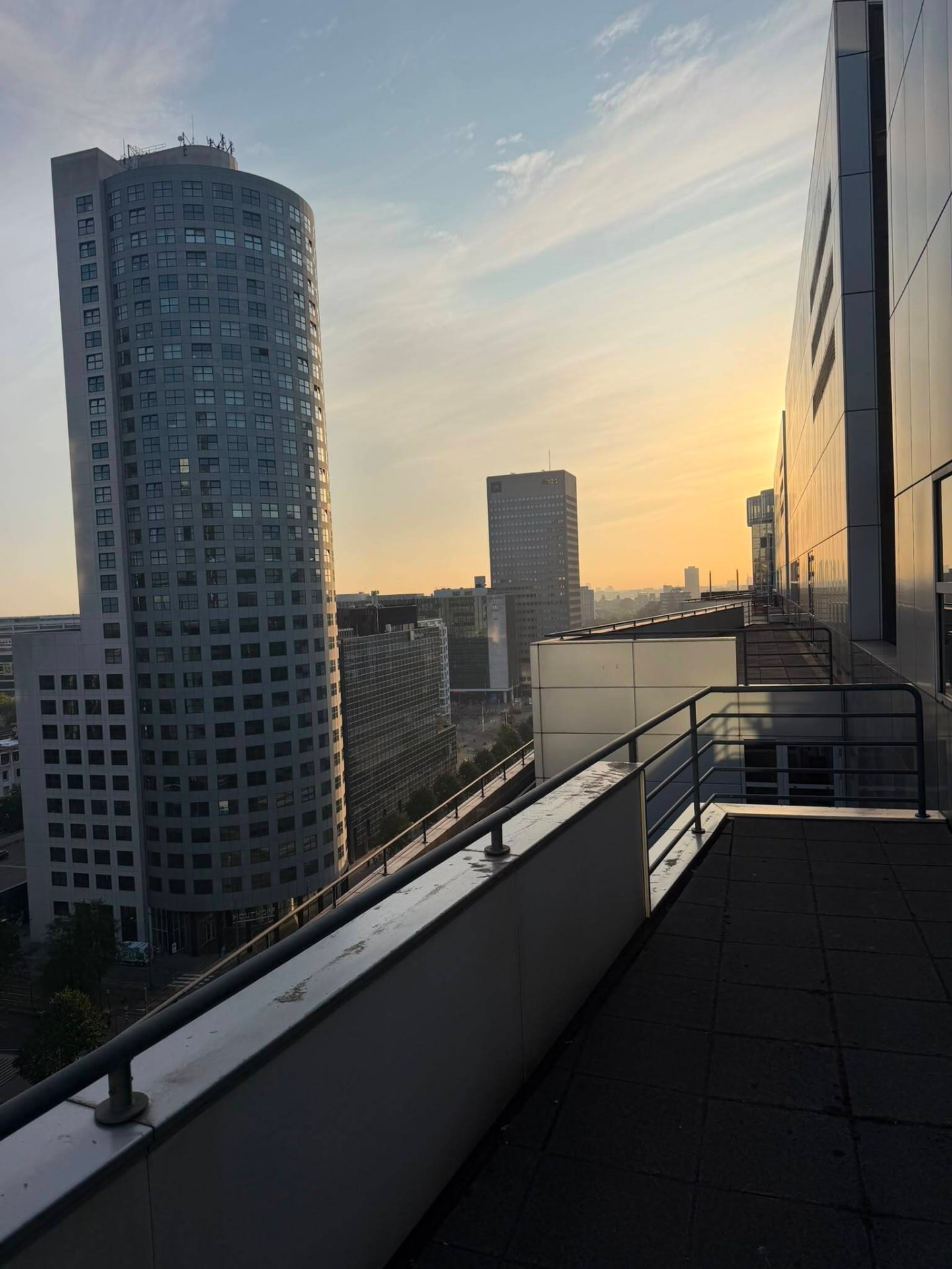 Uitzicht vanaf het dakterras bij zonsopkomst