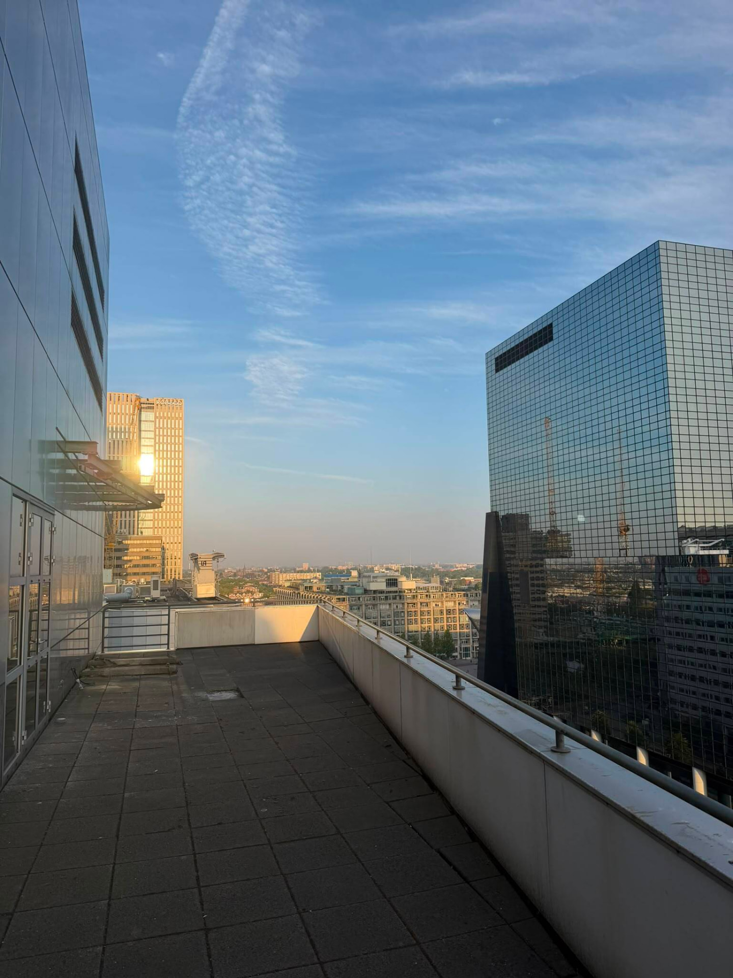 Dakterras met uitzicht over de stad