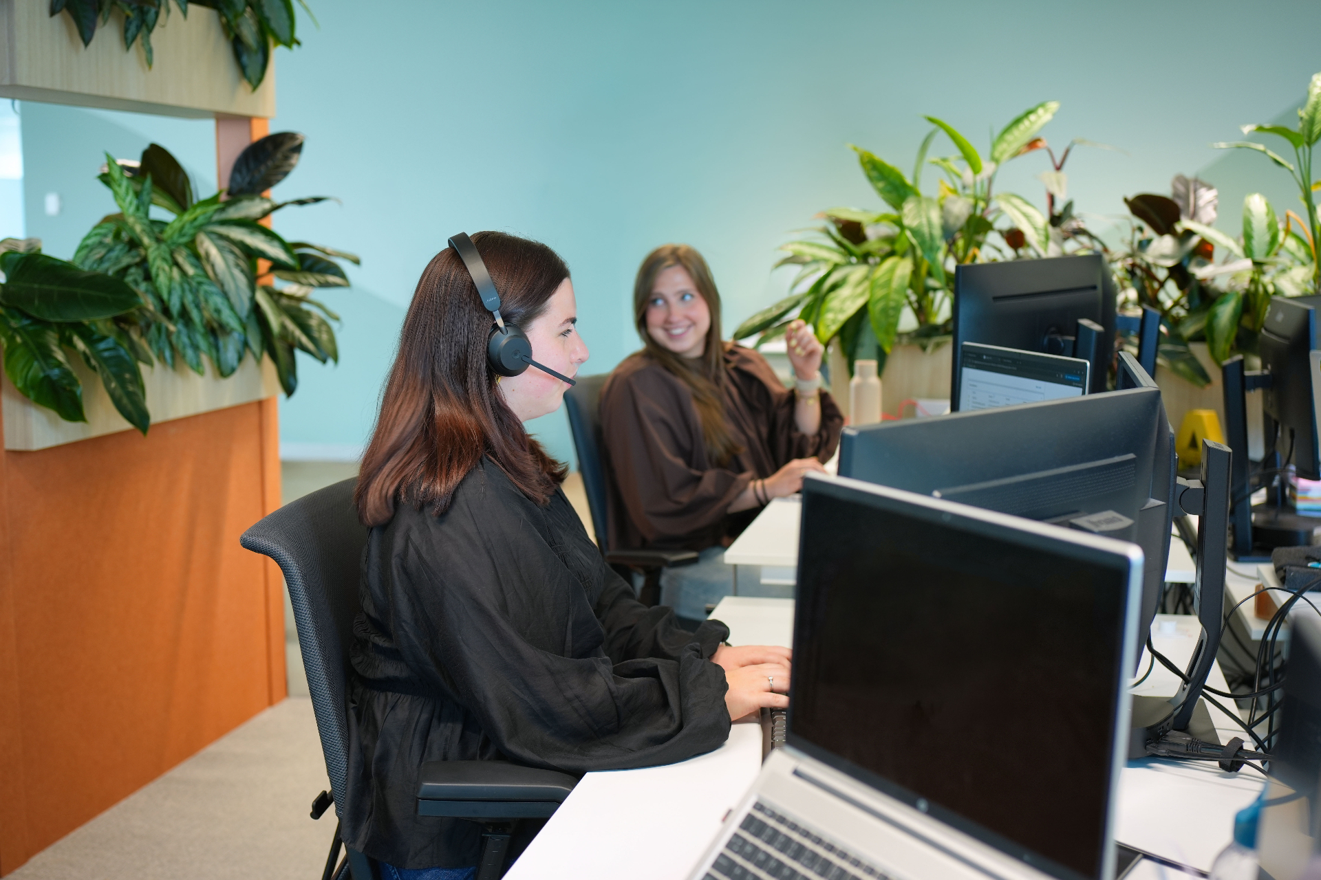 Collega's op kantoor bij PowerD