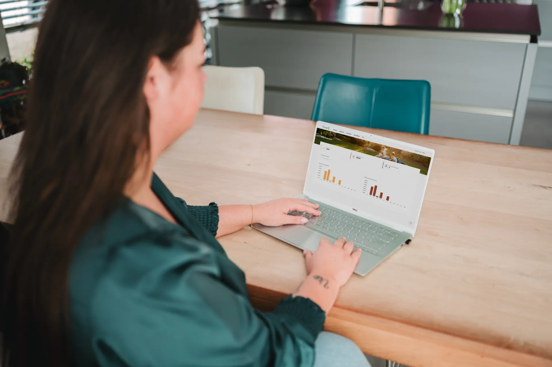 Vrouw bekijkt het ERE Portal overzicht op een laptop