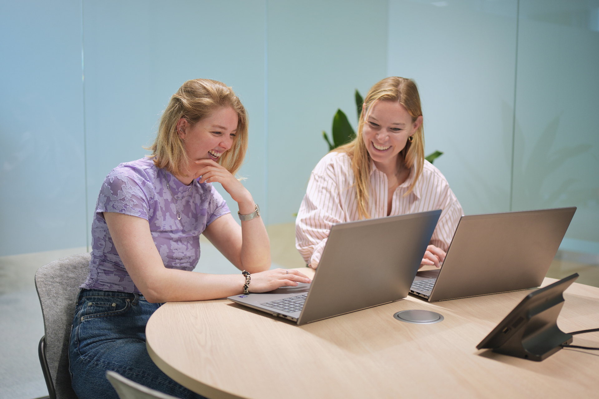 Collega's werken samen aan laptops bij PowerD